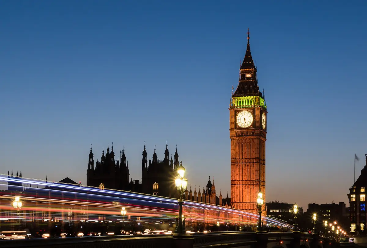 Elizabeth Tower illuminée au crépuscule et traînées lumineuses sur le pont