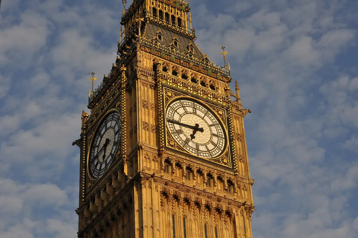 Elizabeth Tower sur fond de ciel nuageux