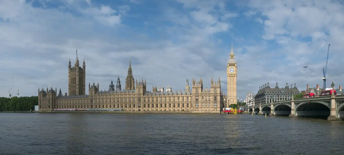 Le palais de Westminster et l’Elizabeth Tower vus depuis l’autre rive de la Tamise