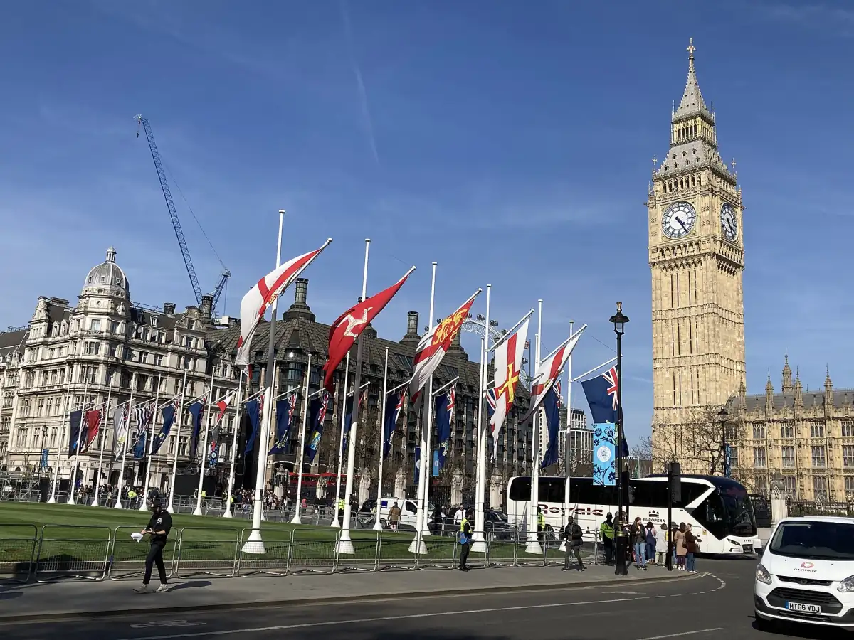 Parliament Square avec des drapeaux et Big Ben